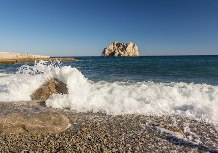 波与泡沫海岩石景观