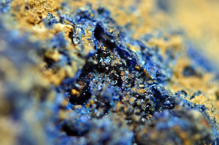 蓝铜矿是软的深蓝色的铜矿产