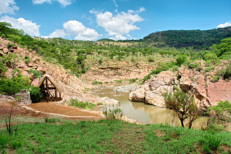 山区河流与小屋的小山谷图片