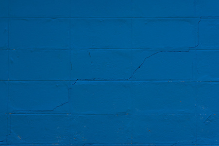 蓝色的墙体裂缝