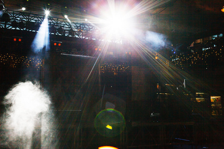 演唱会的舞台灯光图片