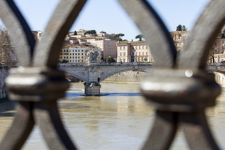 罗马，意大利，在 2015 年 3 月 6 日。一个视图的台伯河和桥穿过那条河大堤
