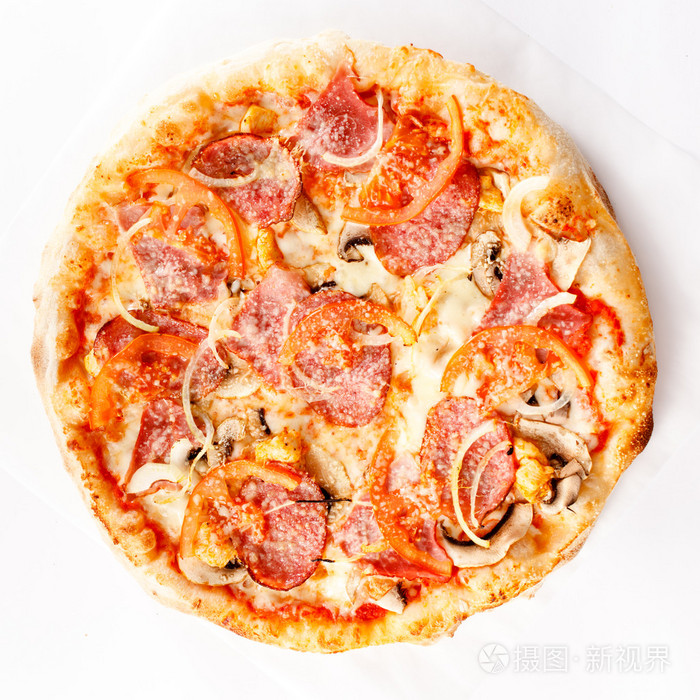意大利辣香肠和蘑菇披萨