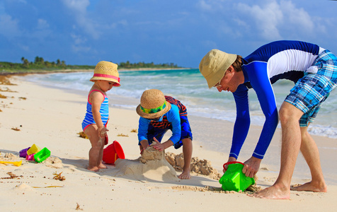 宝宝挖沙子图片