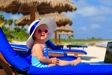 可爱的小女孩，在夏天海滩上的大帽子