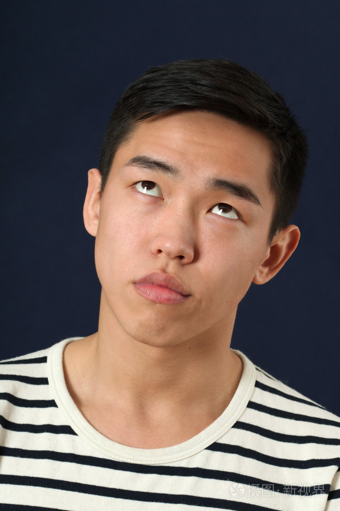 卷起的眼睛的男人