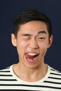男人做鬼脸和显示的舌头图片