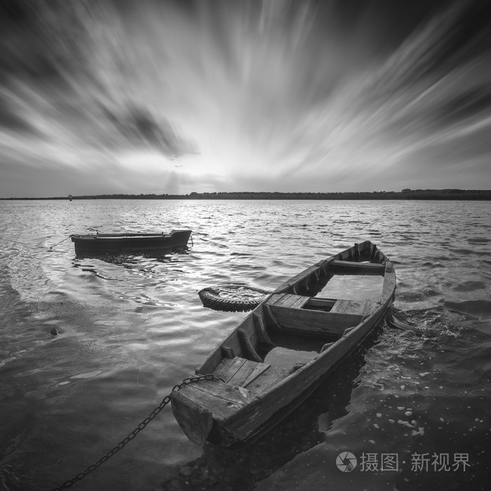 在一条河上的船只黑白图片