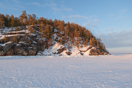 冰冻的冬季海面的岩石海岸。巴伦支海