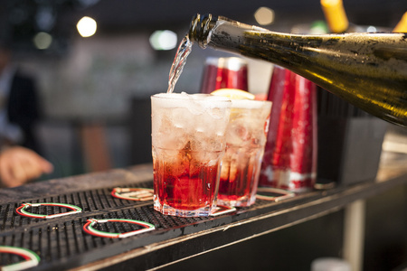 红酒会酒橙鸡尾酒鸡尾酒在海滩酒吧红色新鲜酒精鸡尾酒.