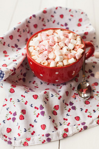 棉花糖在桌上的红色杯热巧克力