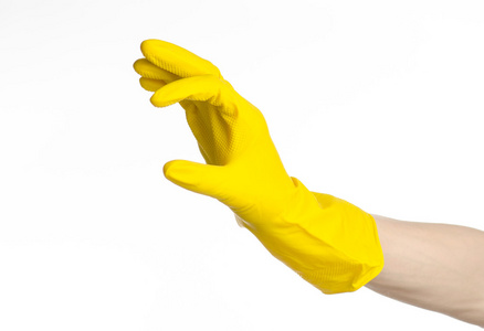 家庭作业，洗涤和清洁的主题 持有黄色和戴橡胶手套清洗分离在工作室中的白色背景上的人的手