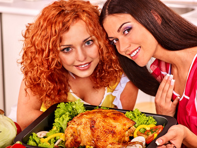 femmes cuisiner le poulet  la cuisine