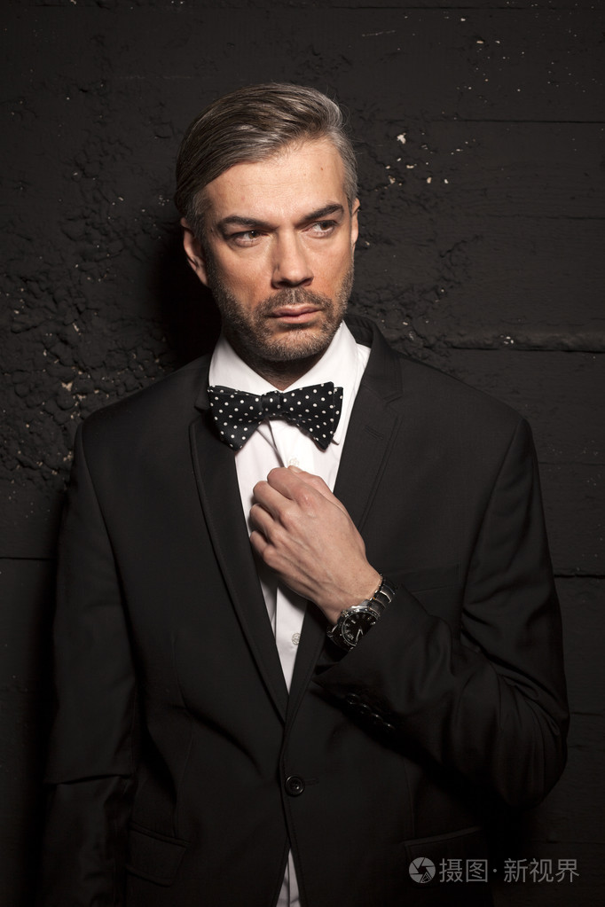 穿着黑色西装的男人