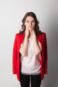 年轻漂亮的女人，与红色的夹克