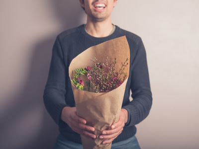 年轻人用束鲜花