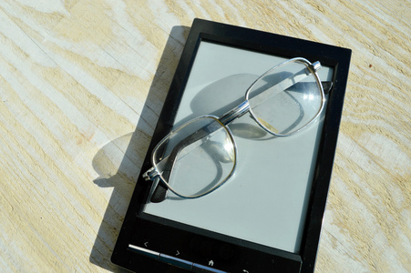 黑色电子书的阅读和阅读眼镜