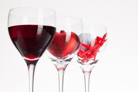 葡萄酒杯红酒，心和高尔夫球球