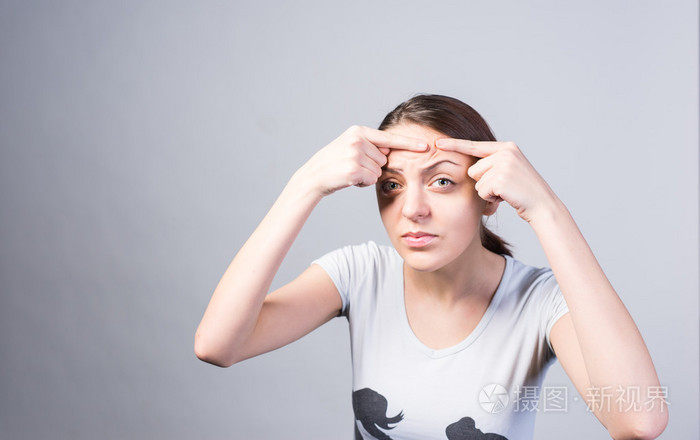 年轻女子严重刺额头上的疙瘩