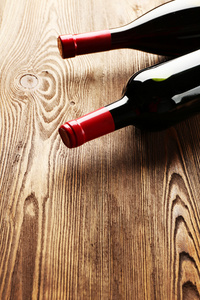 玻璃带瓶葡萄酒软木塞上木桌背景