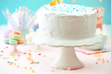 在彩色背景上装饰的生日蛋糕