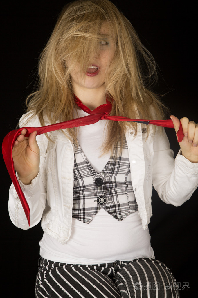 疯狂的女人坐在酒吧的高脚凳上拉红脖子上的领带凌乱的头发