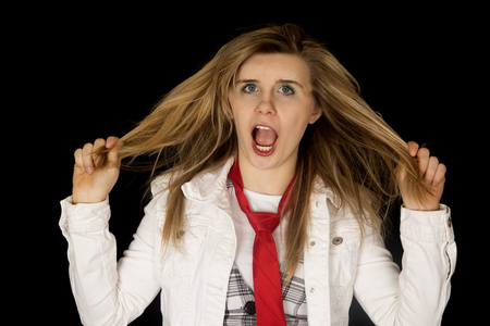 拔头发年轻女性拔头发黑色背景抓狂照片