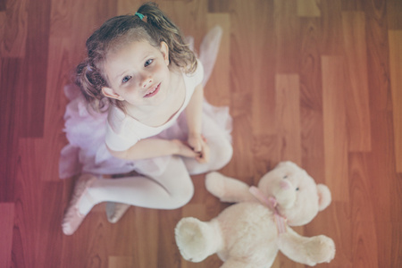 可爱的女孩与她的玩具熊