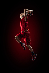 篮球运动员在行动中的飞得很高