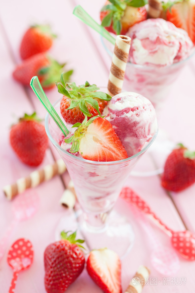 冰淇淋的新鲜草莓