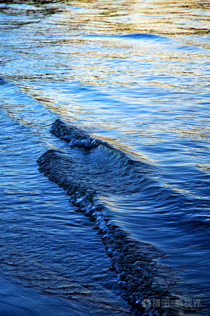 在水南中国海湾抽象的蓝色金