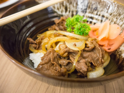 日本食品，牛肉和洋葱炒饭