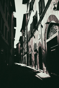 佛罗伦萨在托斯卡纳的夏日，在狭窄的街道
