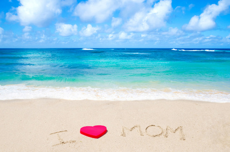 签署我爱妈妈在沙滩上