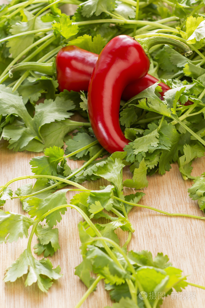 红辣椒和香菜切菜板上