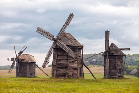 风车位于乌克兰迪坎卡村玉米地里的旧木制风车日出时分老木制风车公园