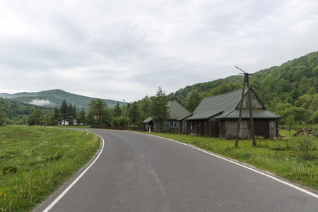 在 Bieszczady 山的小村庄