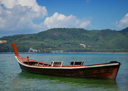 泰国木制小船在平静的海面湾