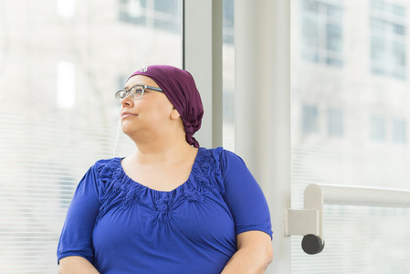 个 乳腺癌患者戴毛帽 相似素材图片