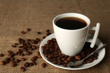 杯咖啡加上仿古木制背景豆