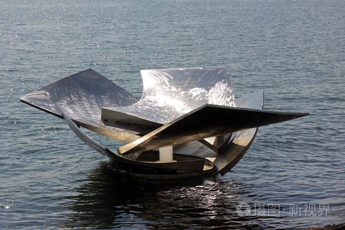 雕塑作为一艘船的螺旋桨