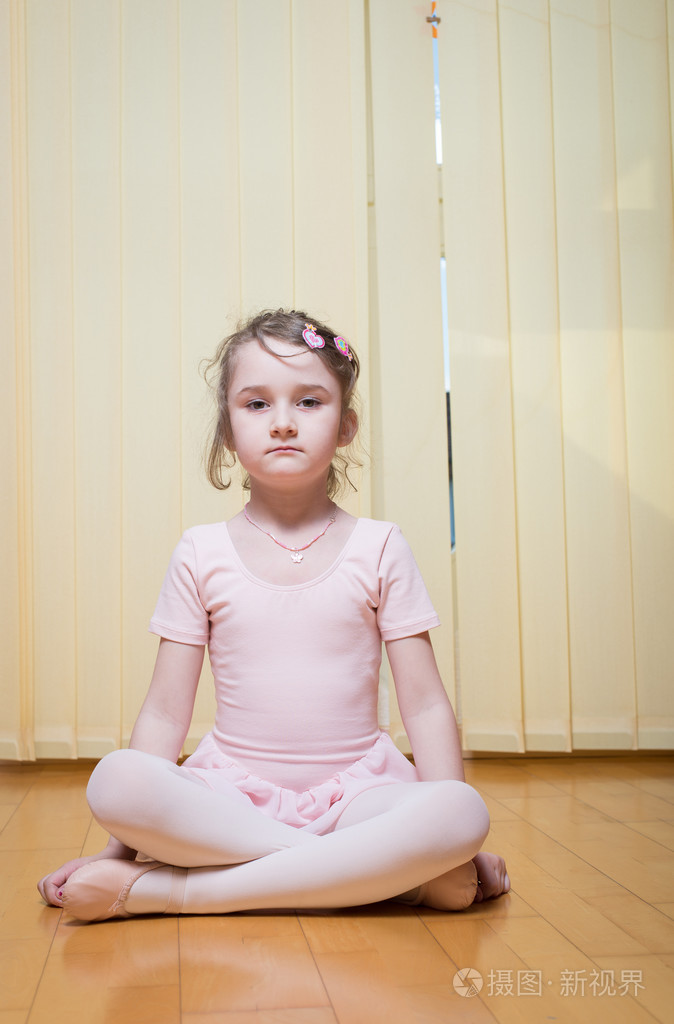 小女孩练习芭蕾舞