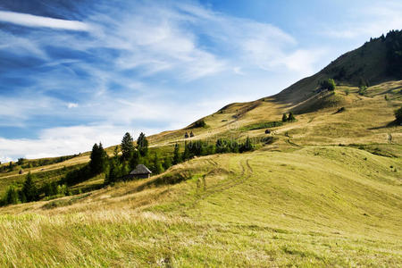 美丽的国家风景。戏剧性天与山