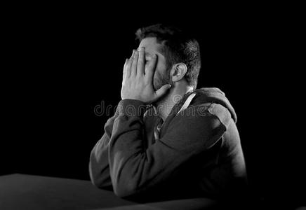 绝望的男人绝望的男人遭受着情感上的痛苦,悲伤和深深的抑郁照片