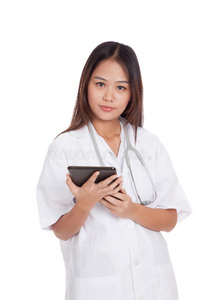 亚洲年轻女医生带着平板电脑