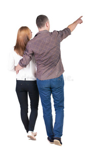 走路的年轻夫妇(男人和女人)的背影.照片