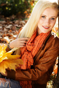 秋天公园里漂亮的金发女孩