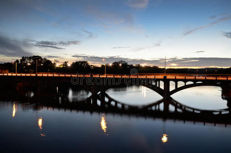 日落时奥斯汀的拉马尔大桥