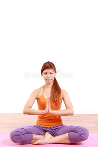 年轻的日本女子练瑜伽