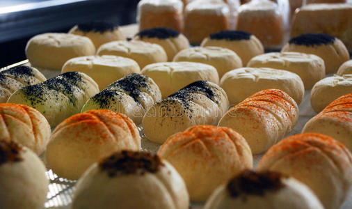 加香料的新鲜山羊奶酪.意大利手工制作照片